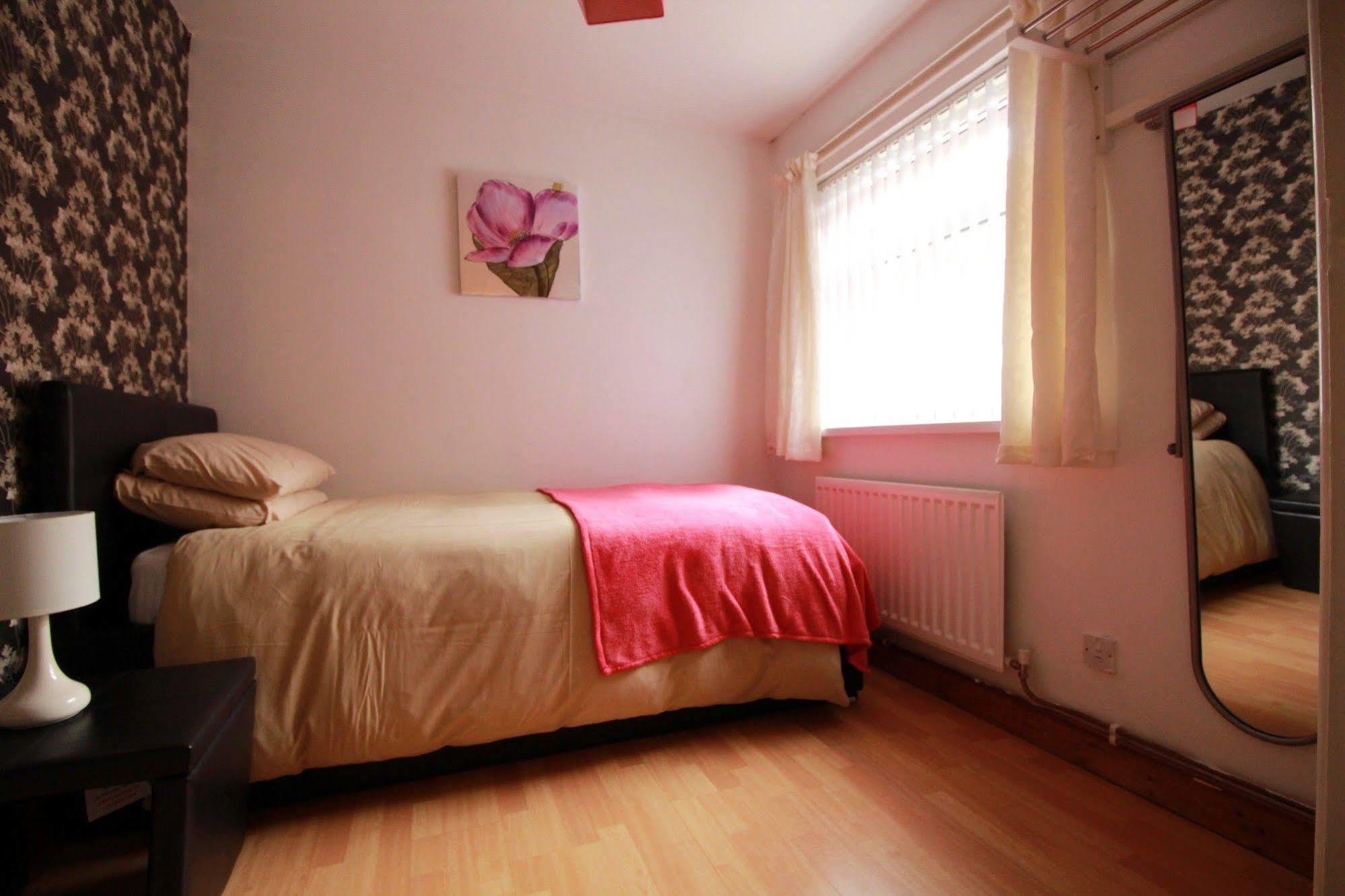 Perfect Central City Location - Parking - 3 Beds - 2 Bedrooms Belfast Dış mekan fotoğraf